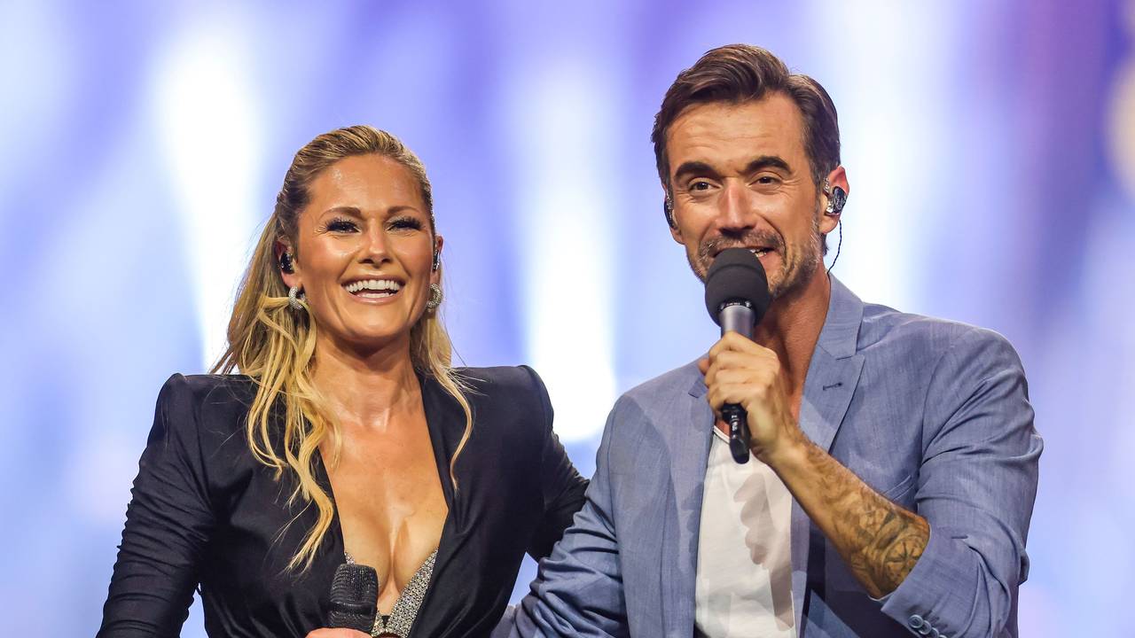 Helene Fischer steht in der Show „Das große Schlagercomeback“ gemeinsam mit dem Moderator Florian Silbereisen auf der Bühne.