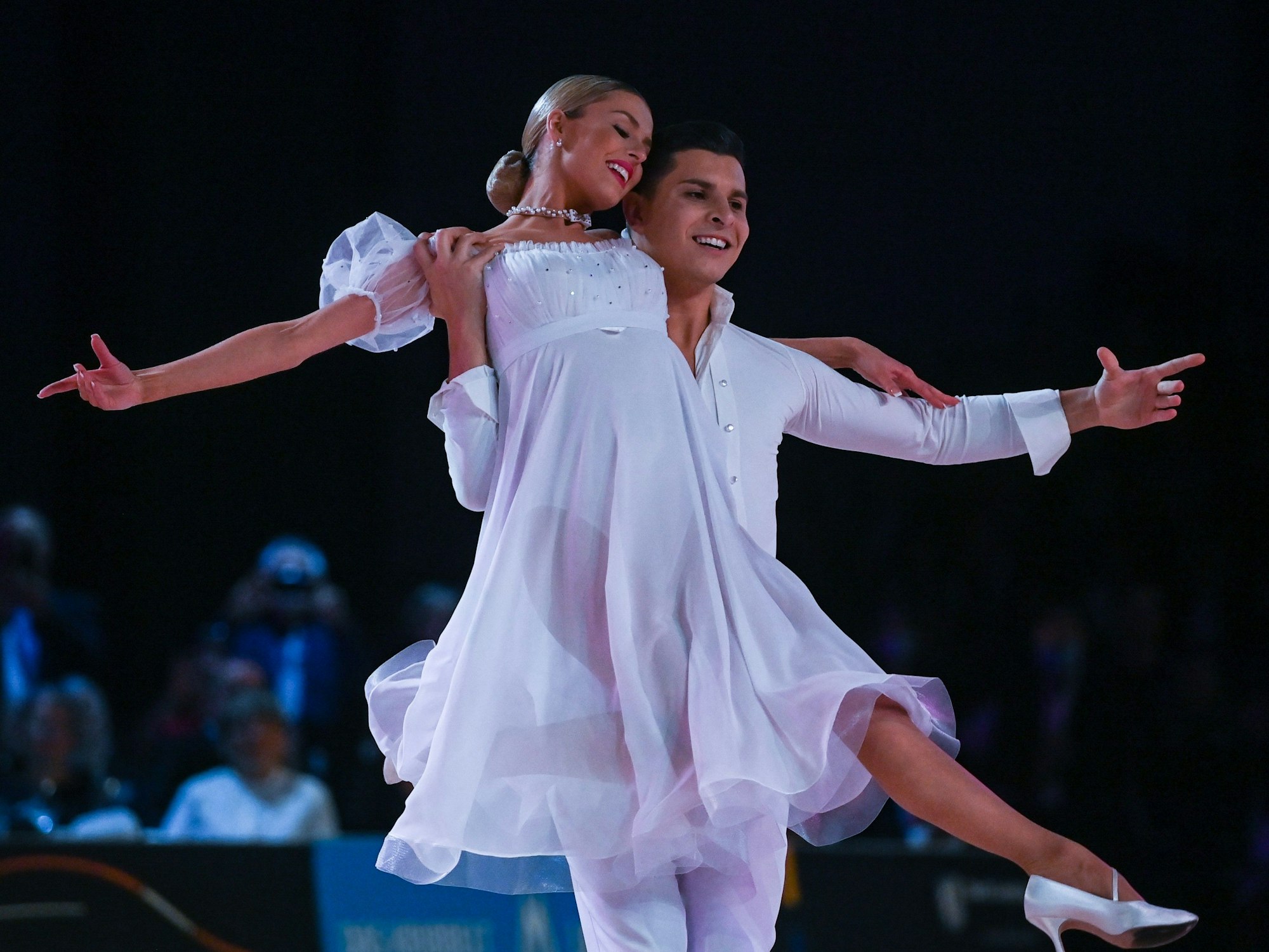 Patricija und Alexandru Ionel tanzen im Finale der Showdance Standard Weltmeisterschaft in Leipzig.