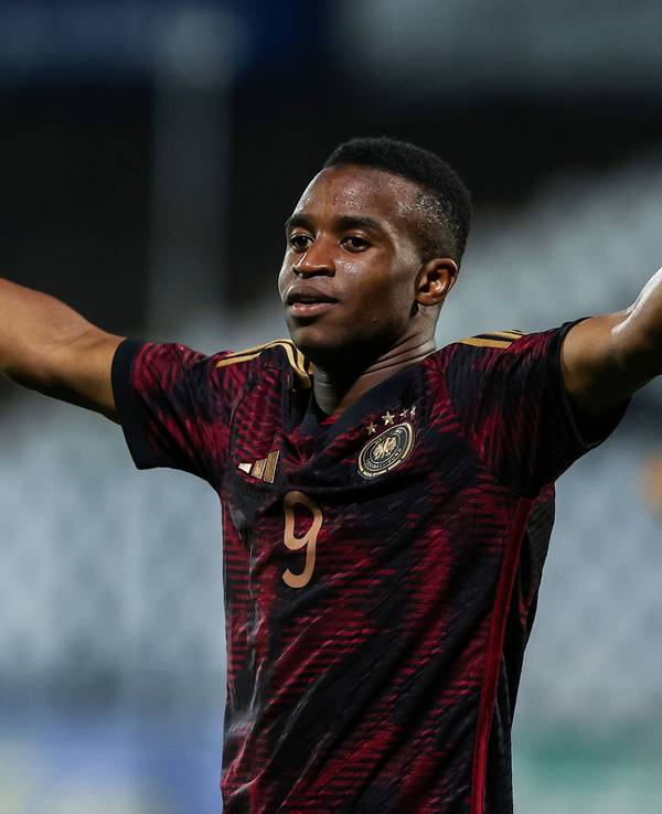 Deutschlands Youssoufa Moukoko jubelt nach dem Tor zum 1:2.