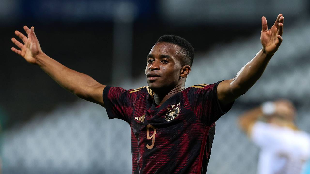Deutschlands Youssoufa Moukoko jubelt nach dem Tor zum 1:2.
