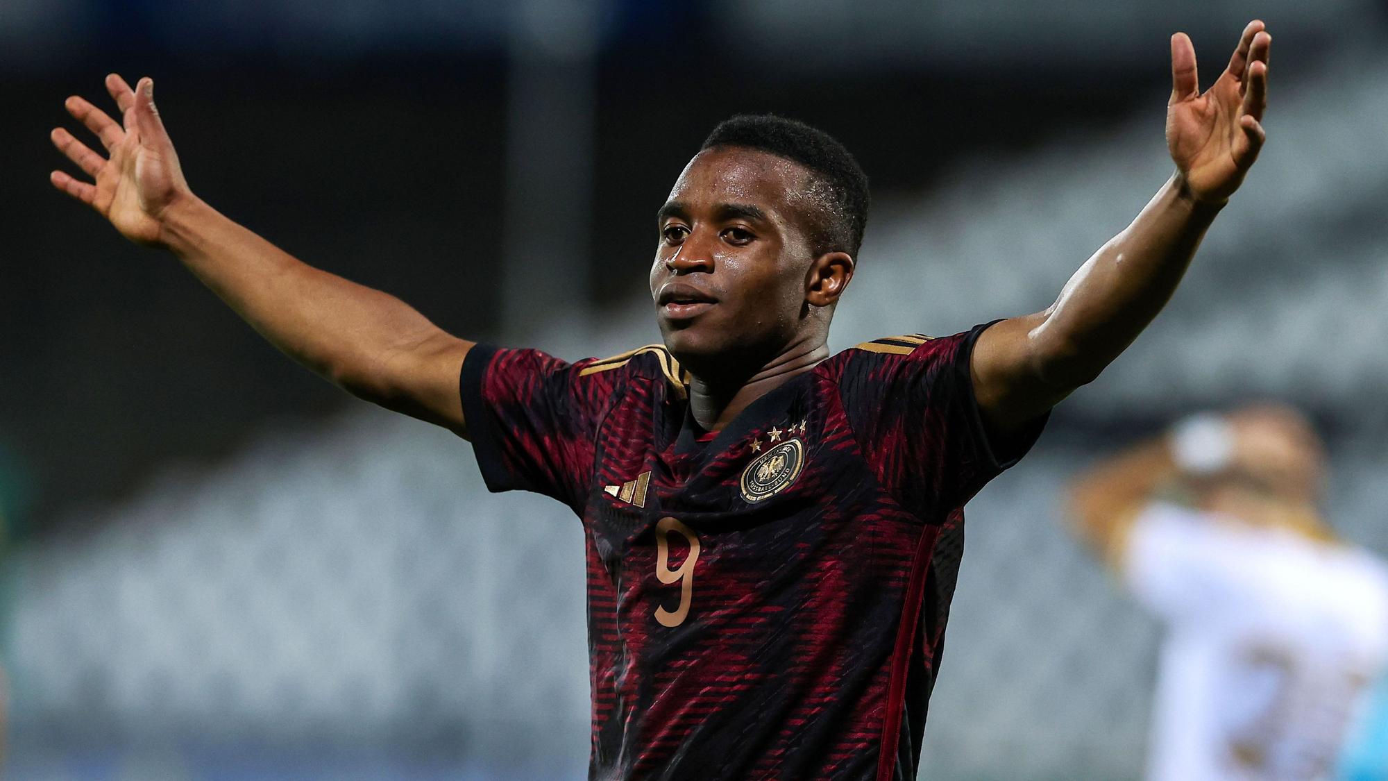 Deutschlands Youssoufa Moukoko jubelt nach dem Tor zum 1:2.