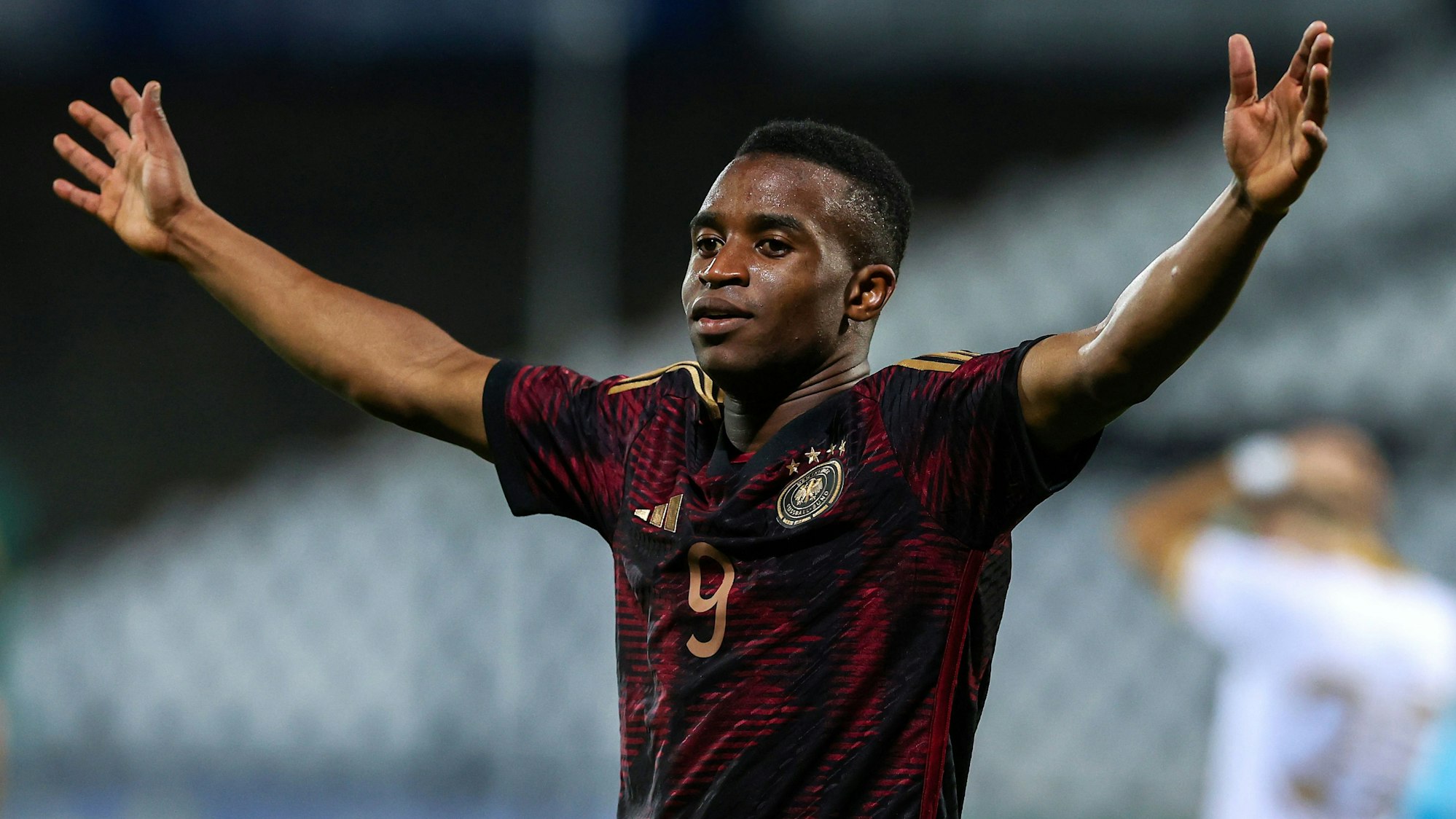 Deutschlands Youssoufa Moukoko jubelt nach dem Tor zum 1:2.