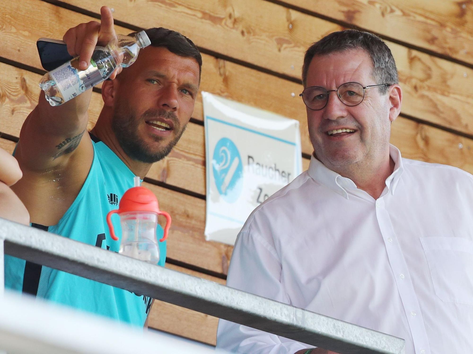Trainingslager in Maria Alm: 1. FC Köln beim Blitzturnier im Koasastadion gegen Hannover 96 und Gornik Zabrze. Lukas Podolski (Zabrze) und Werner Wolf (1. FC Köln) unterhalten sich auf der Tribüne.