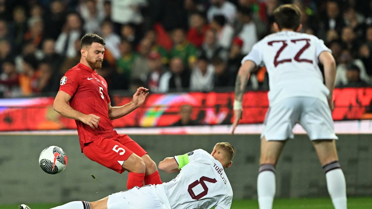 Salih Ozcan im Zweikampf bei der EM-Quali gegen Lettland.