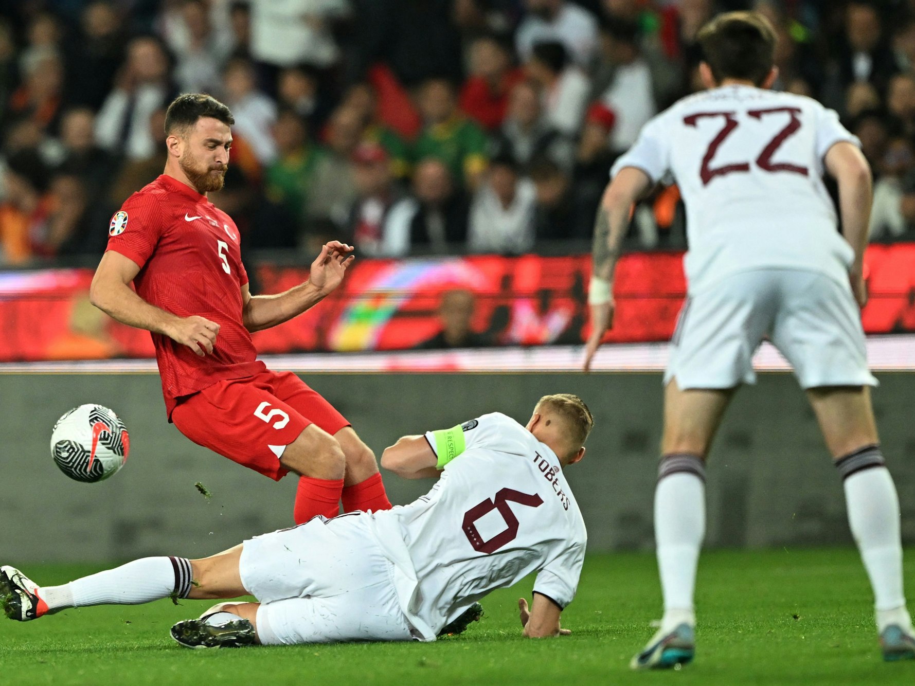 Salih Ozcan im Zweikampf bei der EM-Quali gegen Lettland.