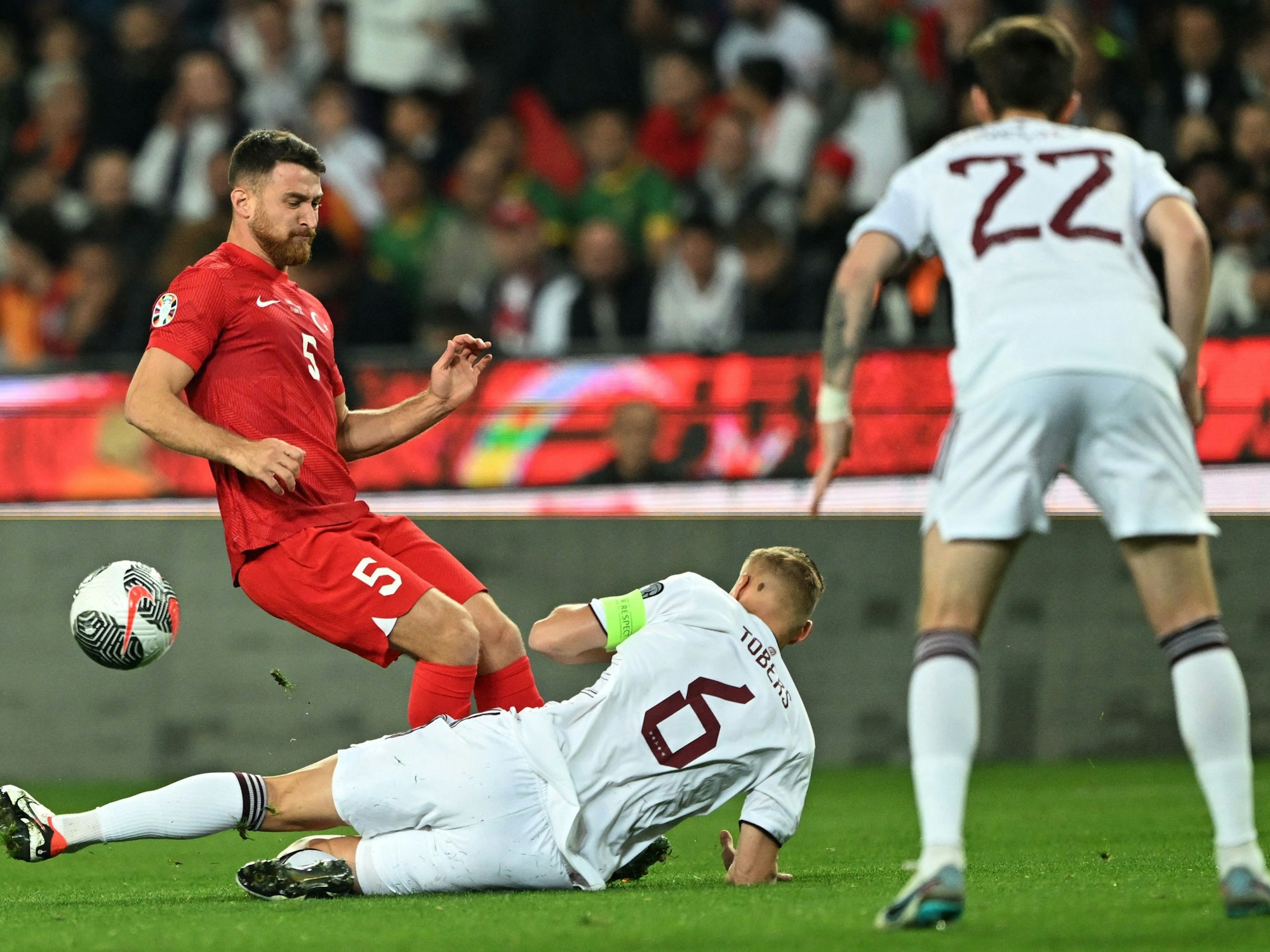 Salih Ozcan im Zweikampf bei der EM-Quali gegen Lettland.