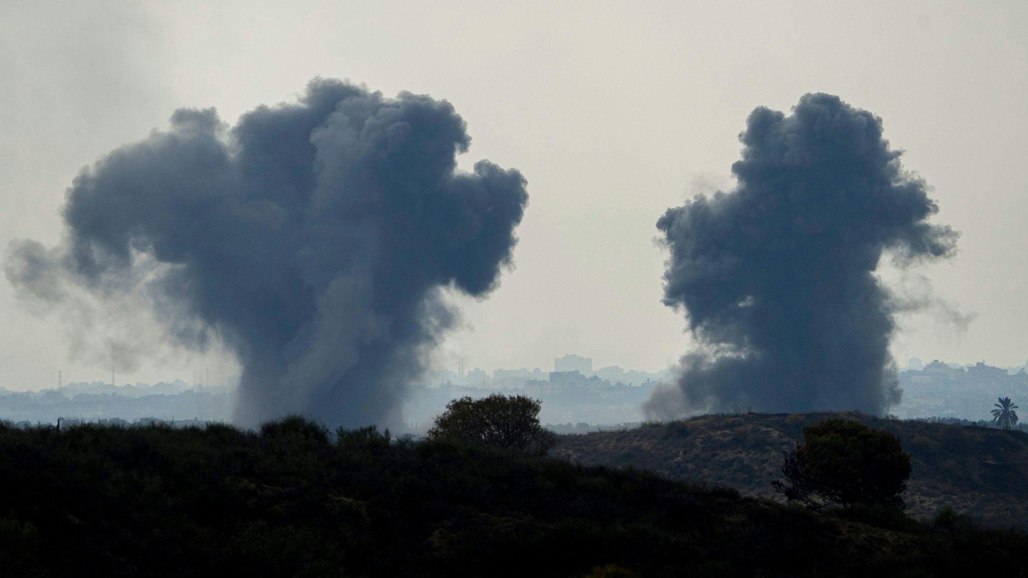Rauch steigt am 16. Oktober nach einem israelischen Luftangriff im Gazastreifen auf. Nachdem dem blutigen Angriff von Hamas-Terroristen hat Israel Ziele im gesamten Gazastreifen angegriffen.