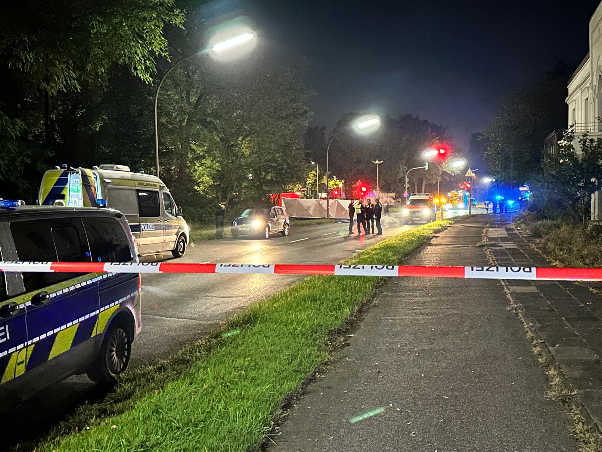 Die Polizei hat eine Straße abgesperrt.