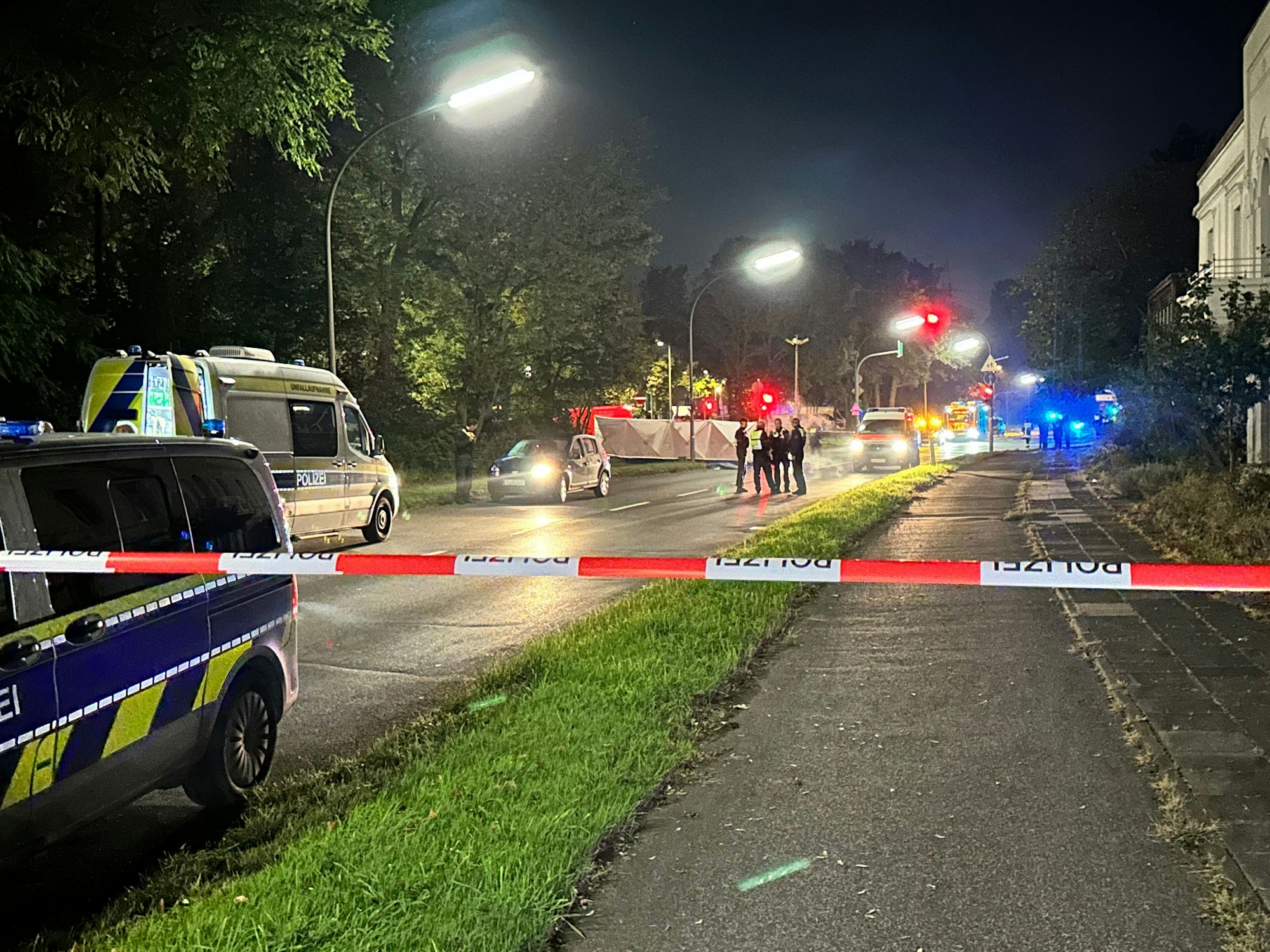 Die Polizei hat eine Straße abgesperrt.