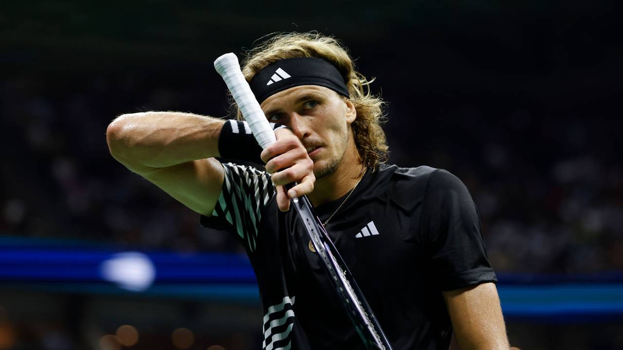 Alexander Zverev wischt sich das Gesicht ab.