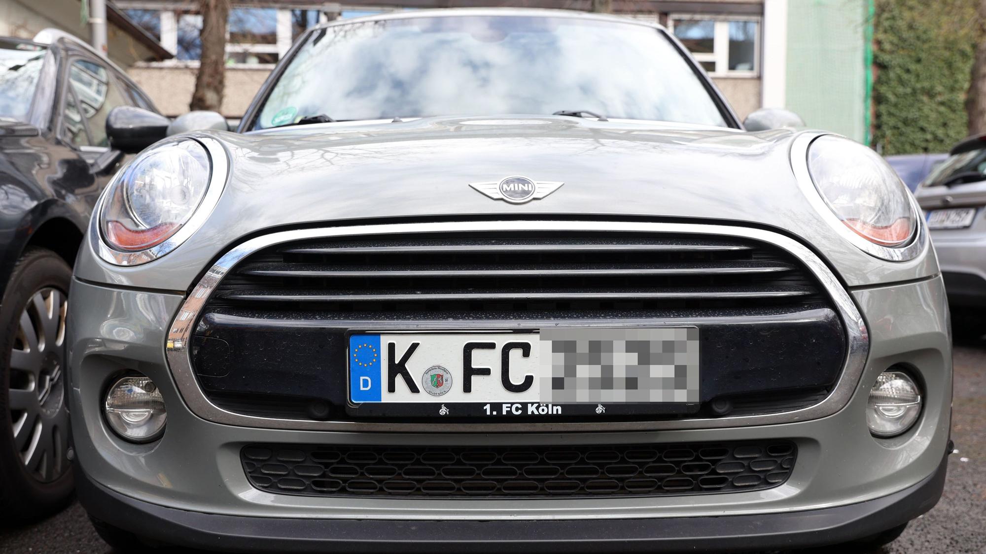 Ein Auto mit dem Kennzeichen K-FC