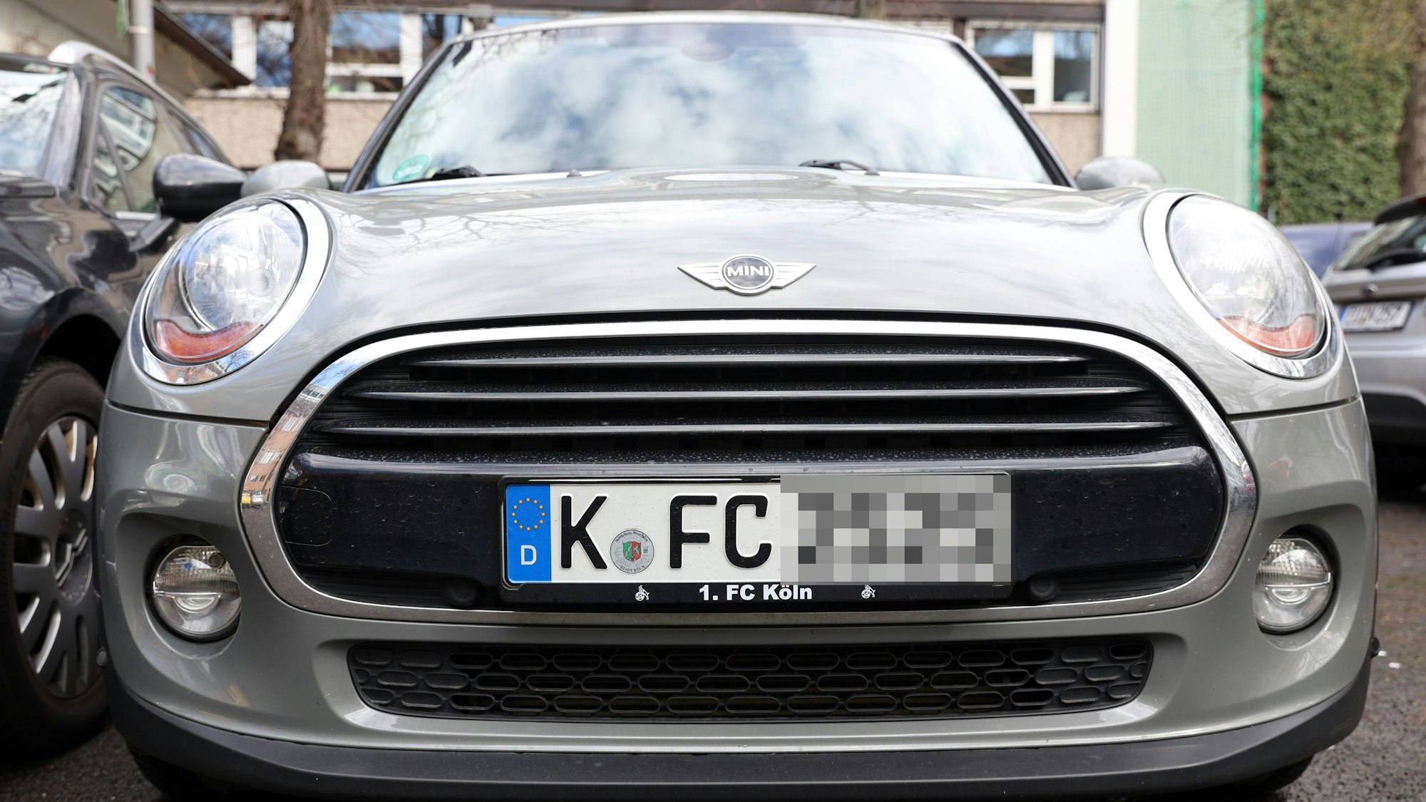 Ein Auto mit dem Kennzeichen K-FC
