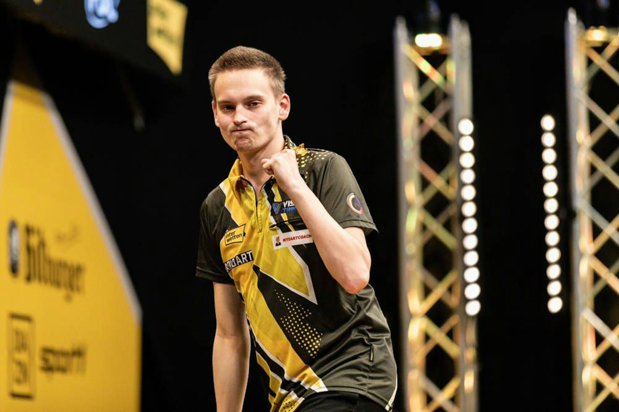 Ricardo Pietreczko streckt die Faust zum Jubeln in die Höhe.