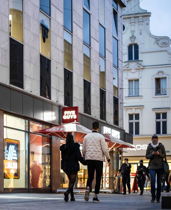 Aldi-Süd-Filiale in einer Fußgängerzone der Düsseldorfer Innenstadt.
