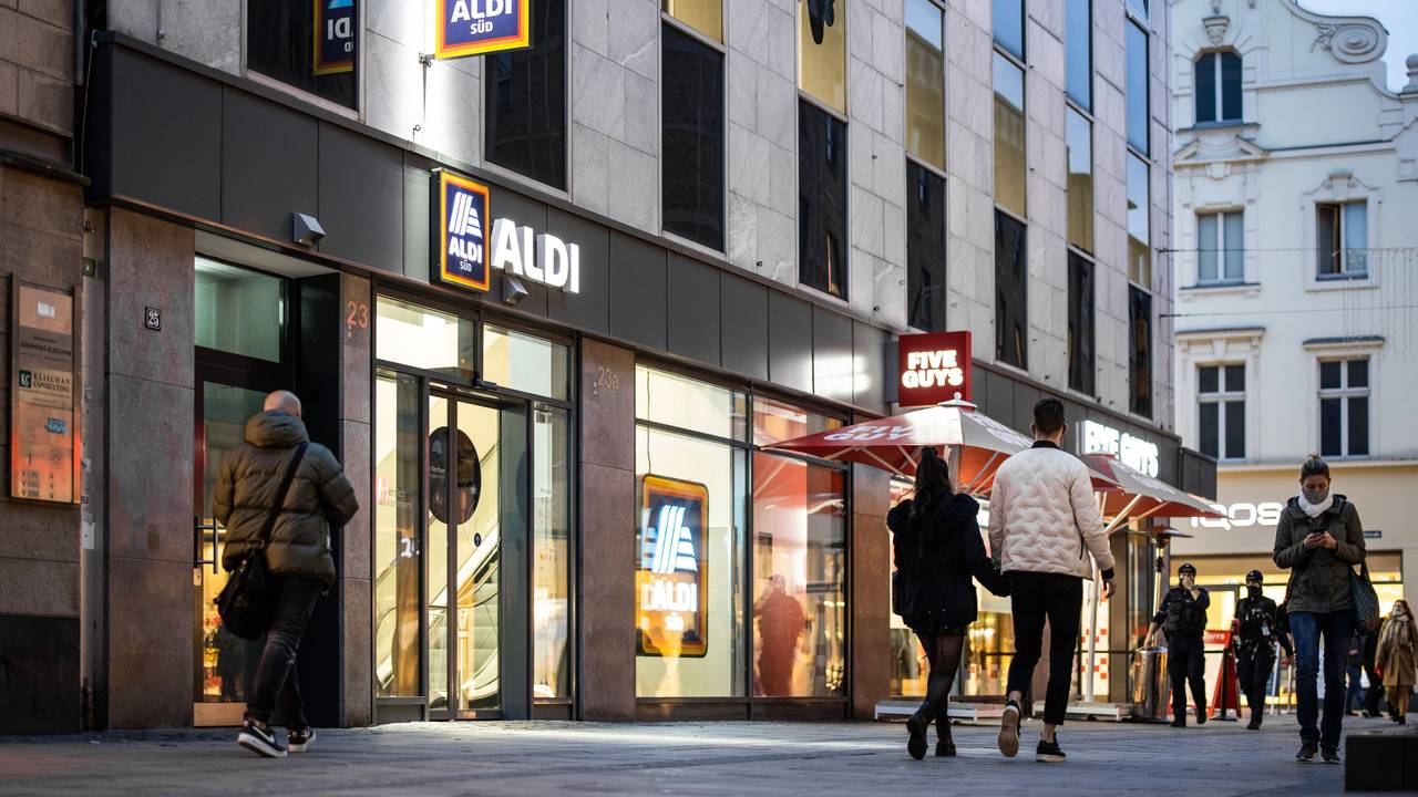Aldi-Süd-Filiale in einer Fußgängerzone der Düsseldorfer Innenstadt.