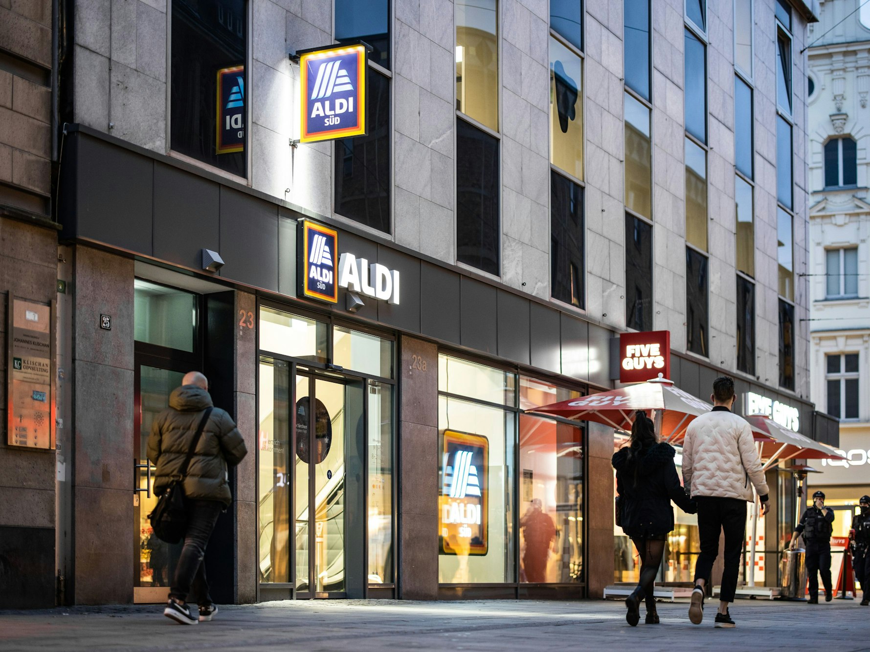 Aldi-Süd-Filiale in einer Fußgängerzone der Düsseldorfer Innenstadt.