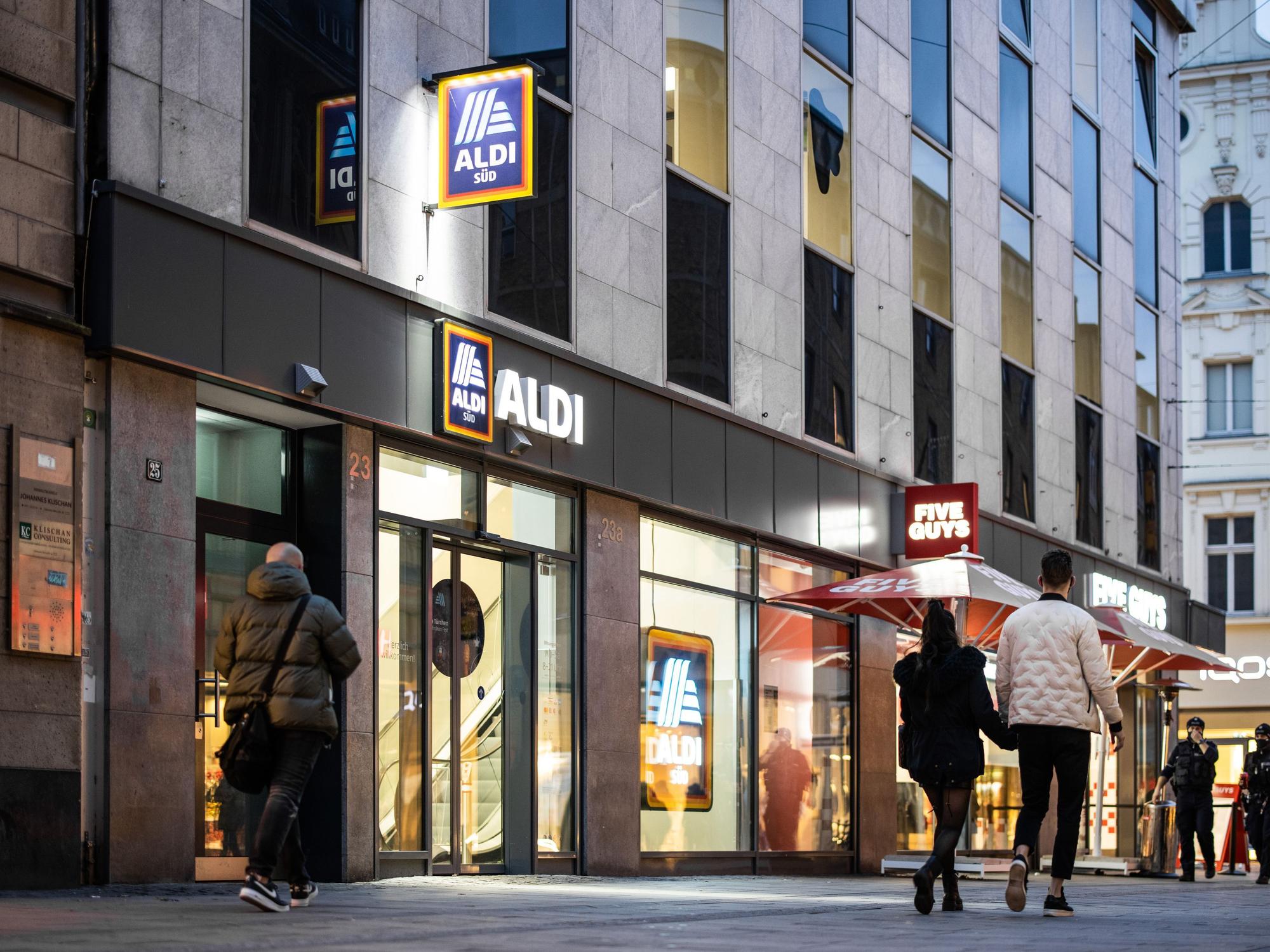 Aldi-Süd-Filiale in einer Fußgängerzone der Düsseldorfer Innenstadt.