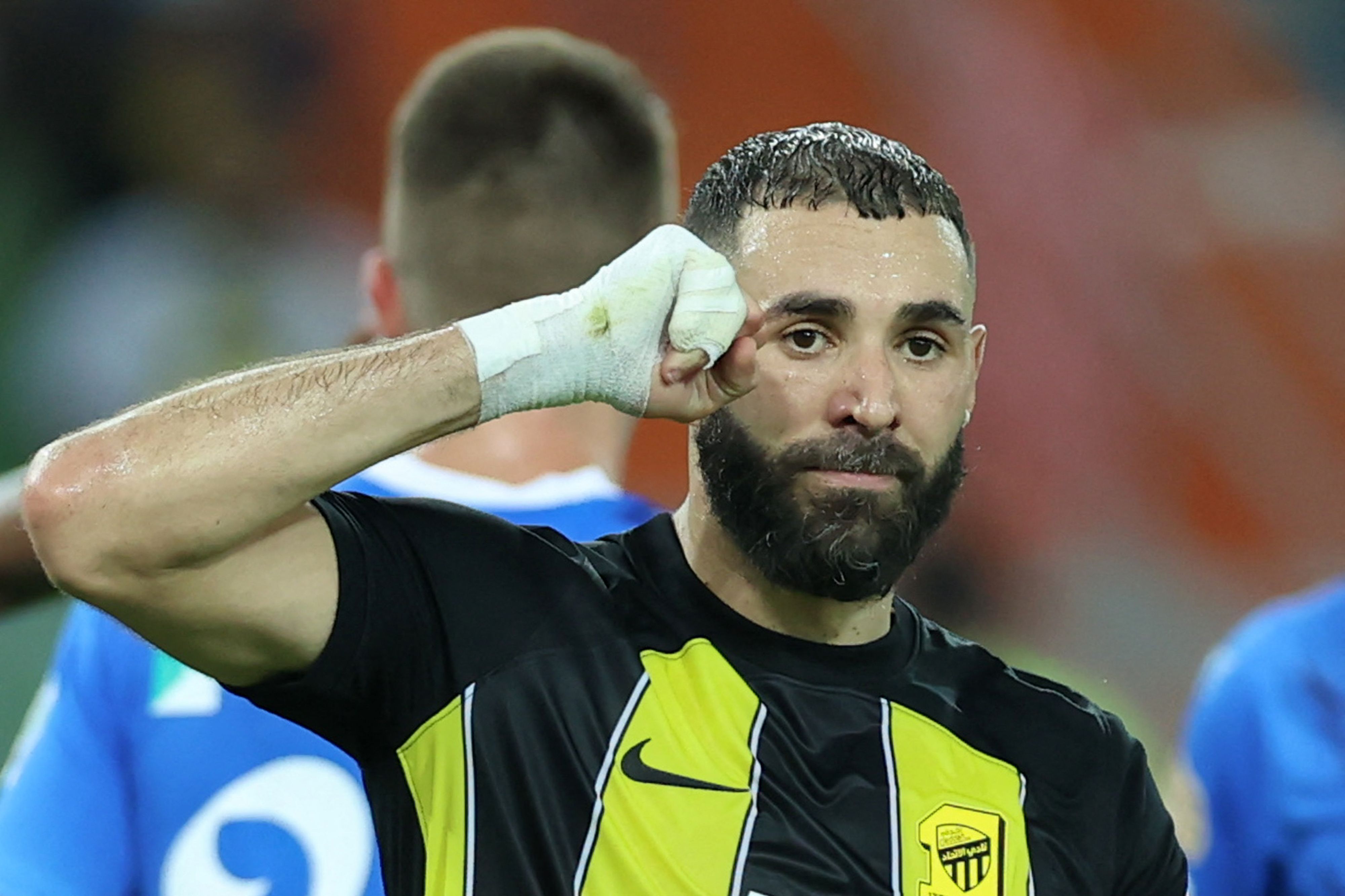 Karim Benzema ballt bei einem Spiel seines Vereins Al-Ittihad die Faust.