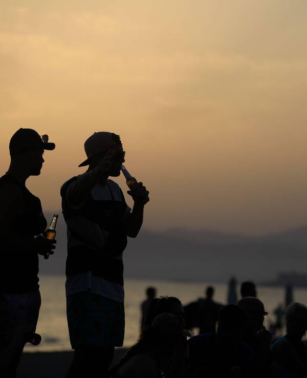 Menschen Anfang Juli am Strand von Arenal, während die Sonne untergeht: Die Zahl der sexuellen Übergriffe auf Mallorca steigt.