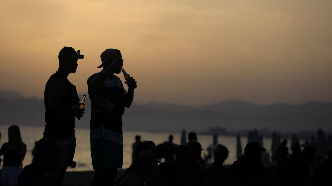 Menschen Anfang Juli am Strand von Arenal, während die Sonne untergeht: Die Zahl der sexuellen Übergriffe auf Mallorca steigt.
