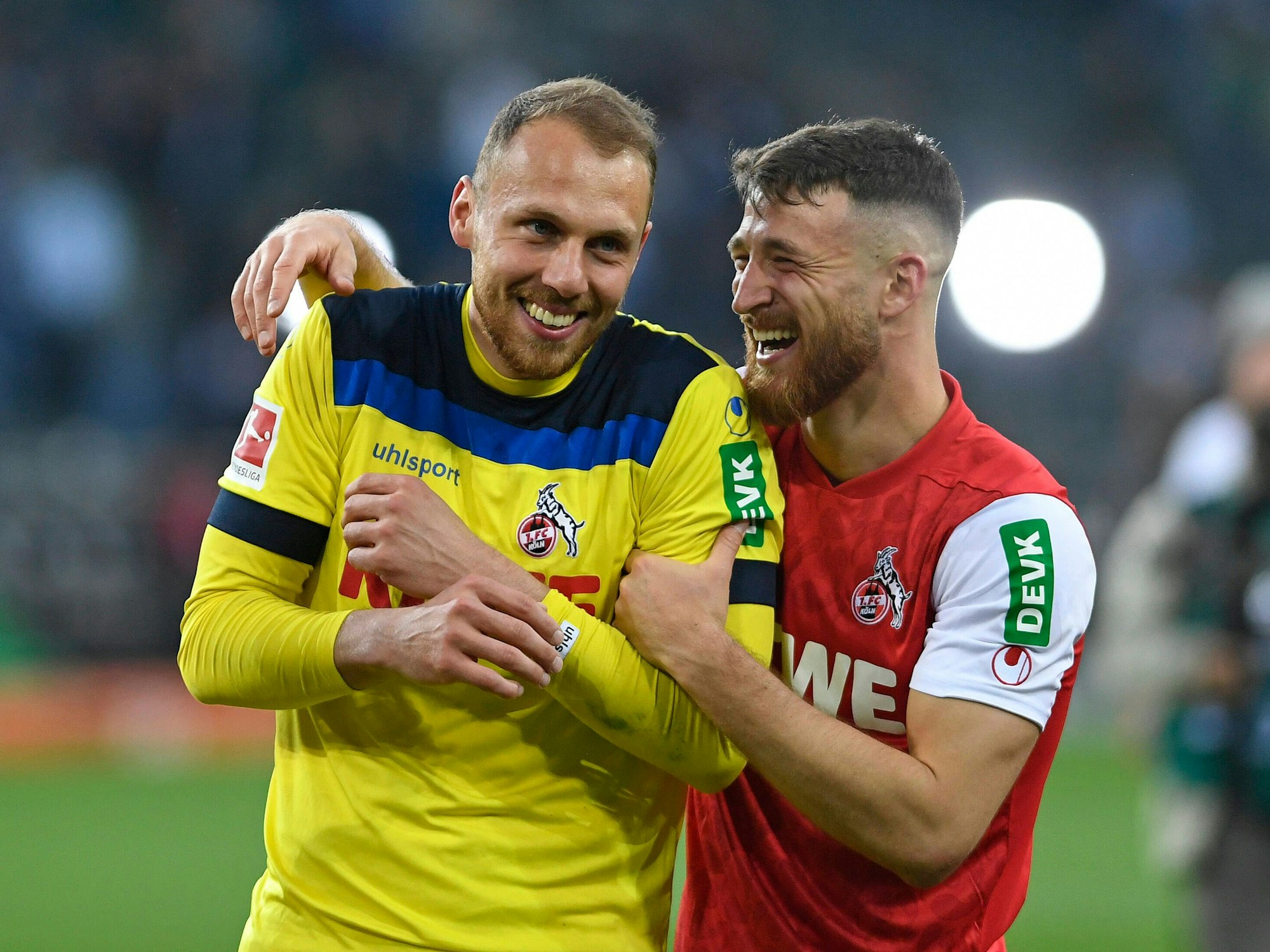 Marvin Schwäbe und Salih Özcan lachen gemeinsam.