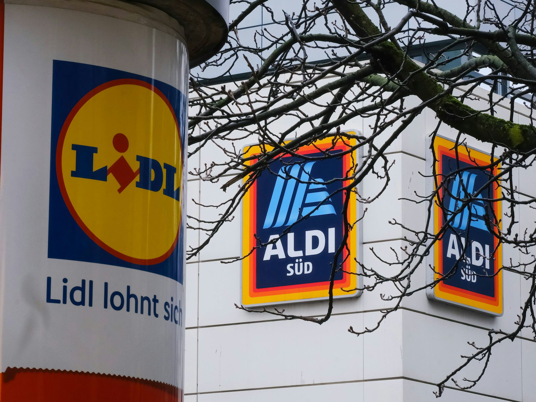 Schilder von Lidl und Aldi.