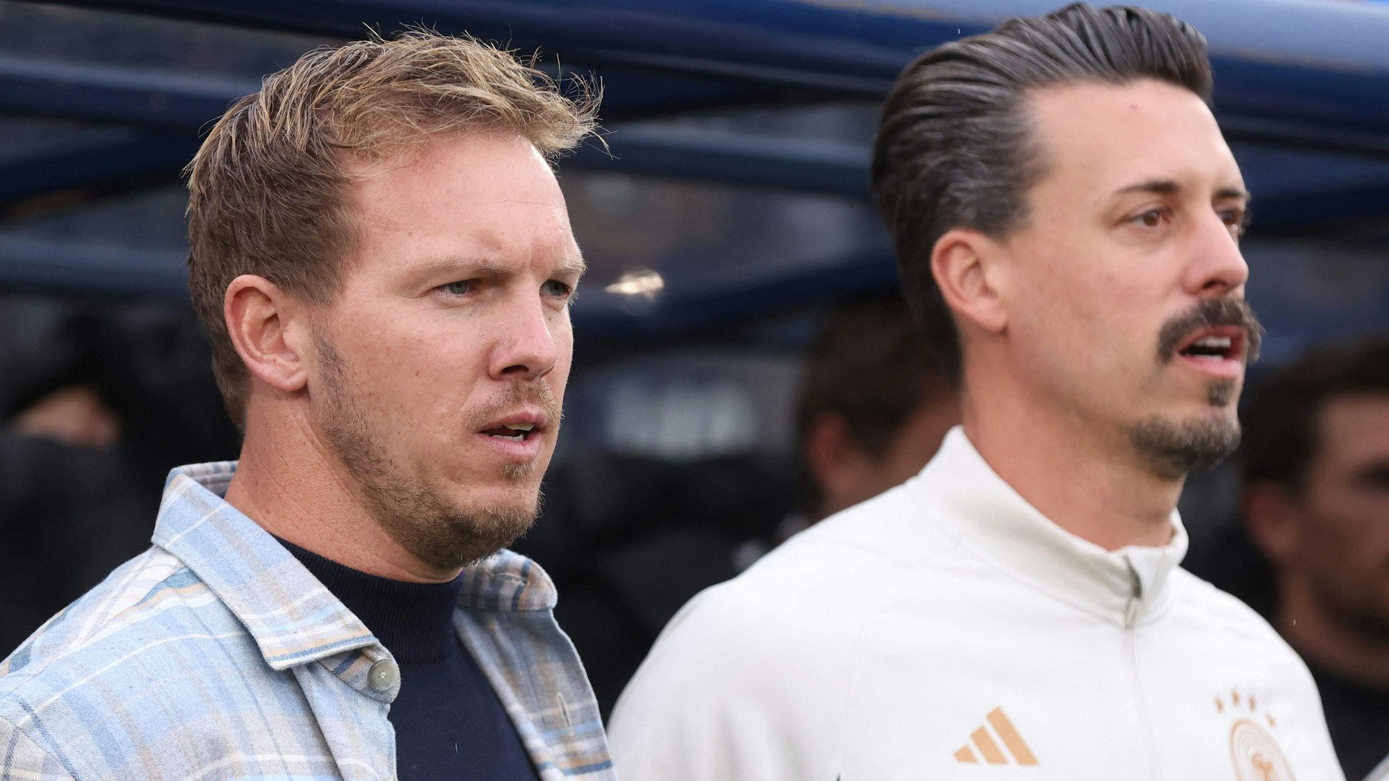 Julian Nagelsmann und Co-Trainer Sandro Wagner singen vor dem USA-Spiel die Nationalhymne.