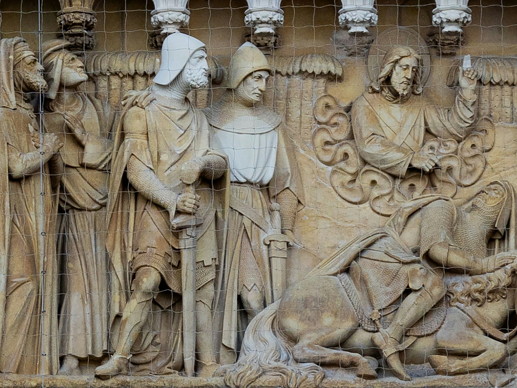 Ein am Ende des Zweiten Weltkriegs abgeschossener Skulpturenkopf (4.v.l.) ist am Michaelsportal am Kölner Dom nach Restauration nach rund 10 Jahren zu sehen.
