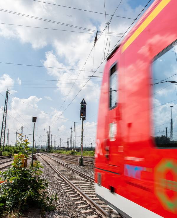 Eine Regionalbahn fährt durch Hamm.
