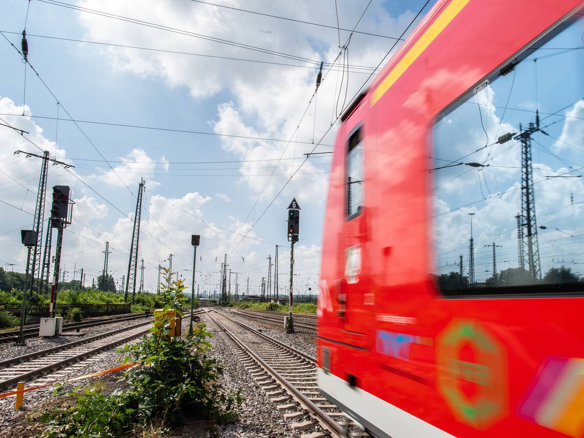 Wegen einer defekten Klimaanlage musste eine Regionalbahn bei Bonn evakuiert werden.