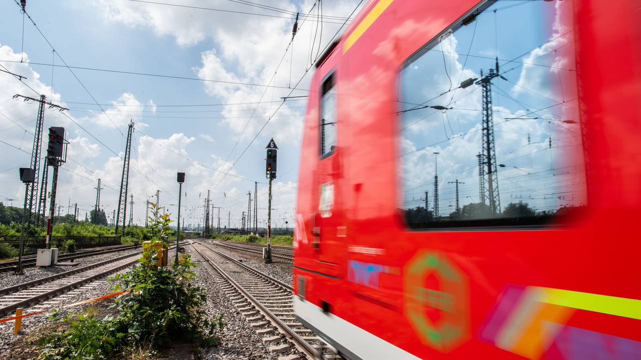 Eine Regionalbahn fährt durch Hamm.