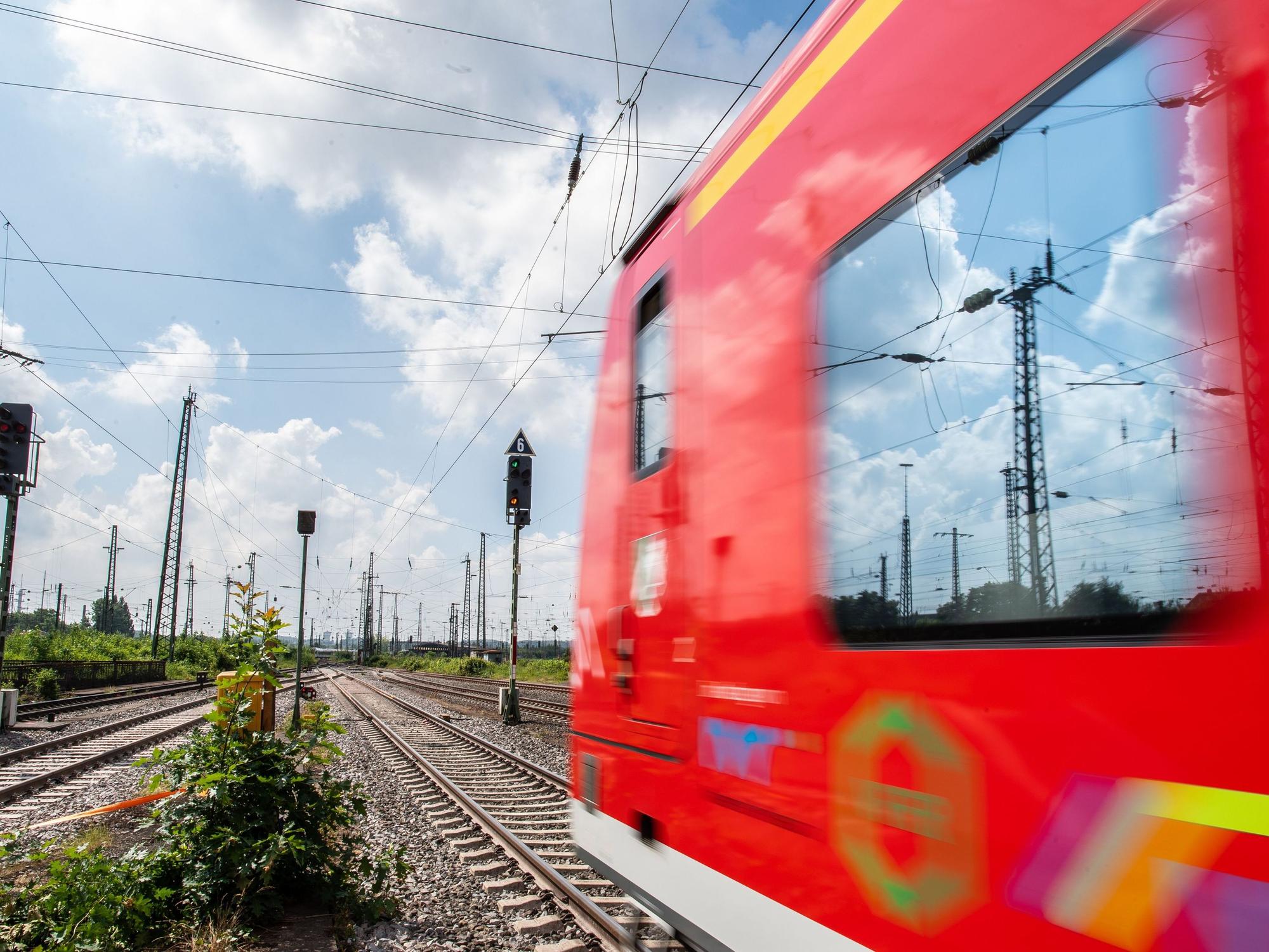Wegen einer defekten Klimaanlage musste eine Regionalbahn bei Bonn evakuiert werden.