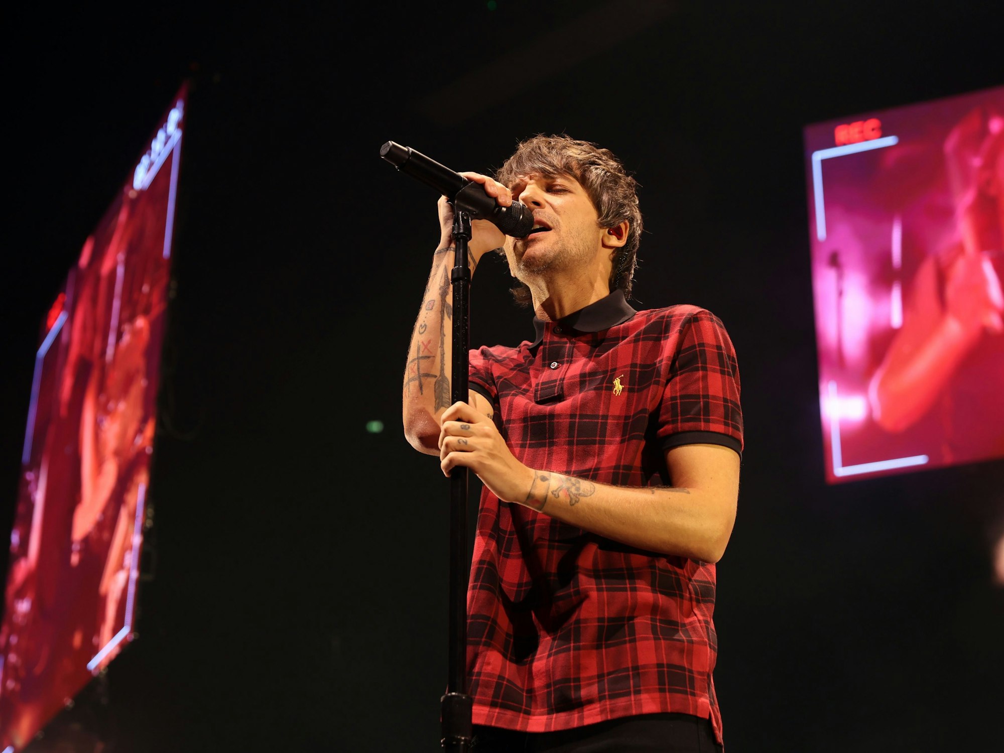 Louis Tomlinson auf der Bühne bei einem Konzert in Köln.