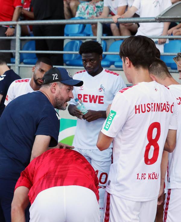 Steffen Baumgart stimmt seine Spieler auf ein Testspiel ein.