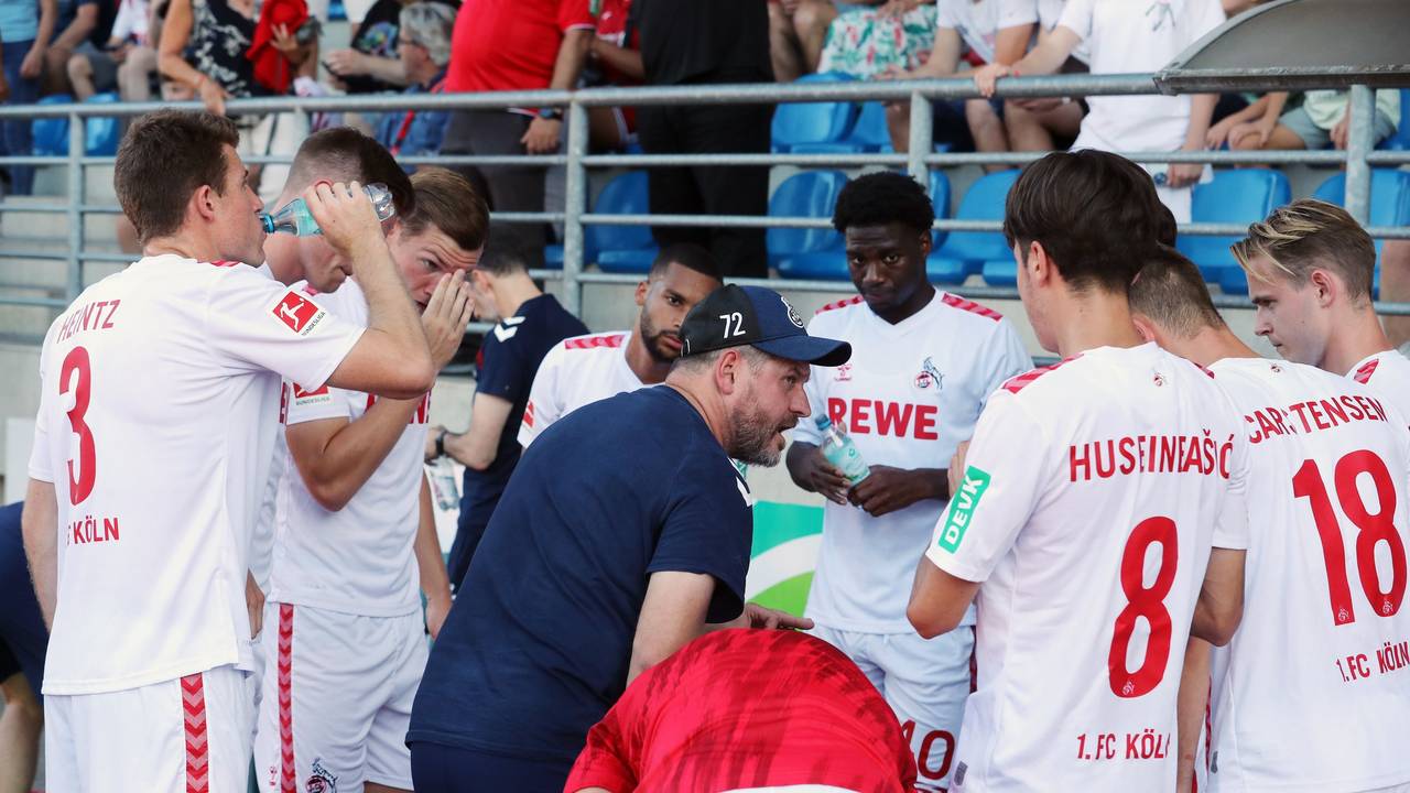Steffen Baumgart stimmt seine Spieler auf ein Testspiel ein.