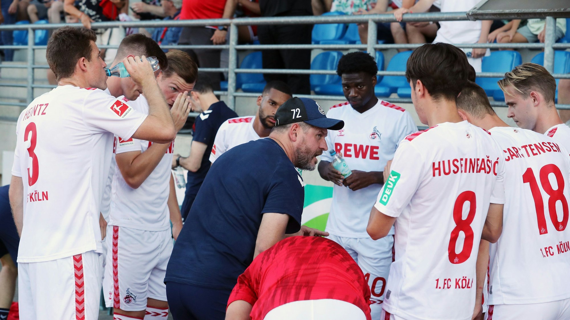 Steffen Baumgart stimmt seine Spieler auf ein Testspiel ein.