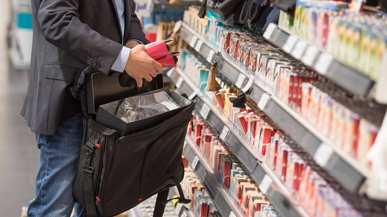 Ein Detektiv von einer Sicherheitsfirma demonstriert in einem Supermarkt, wie Ladendiebe mithilfe eines präparierten Koffers die Sicherungsetiketten an der Ware überlisten können.