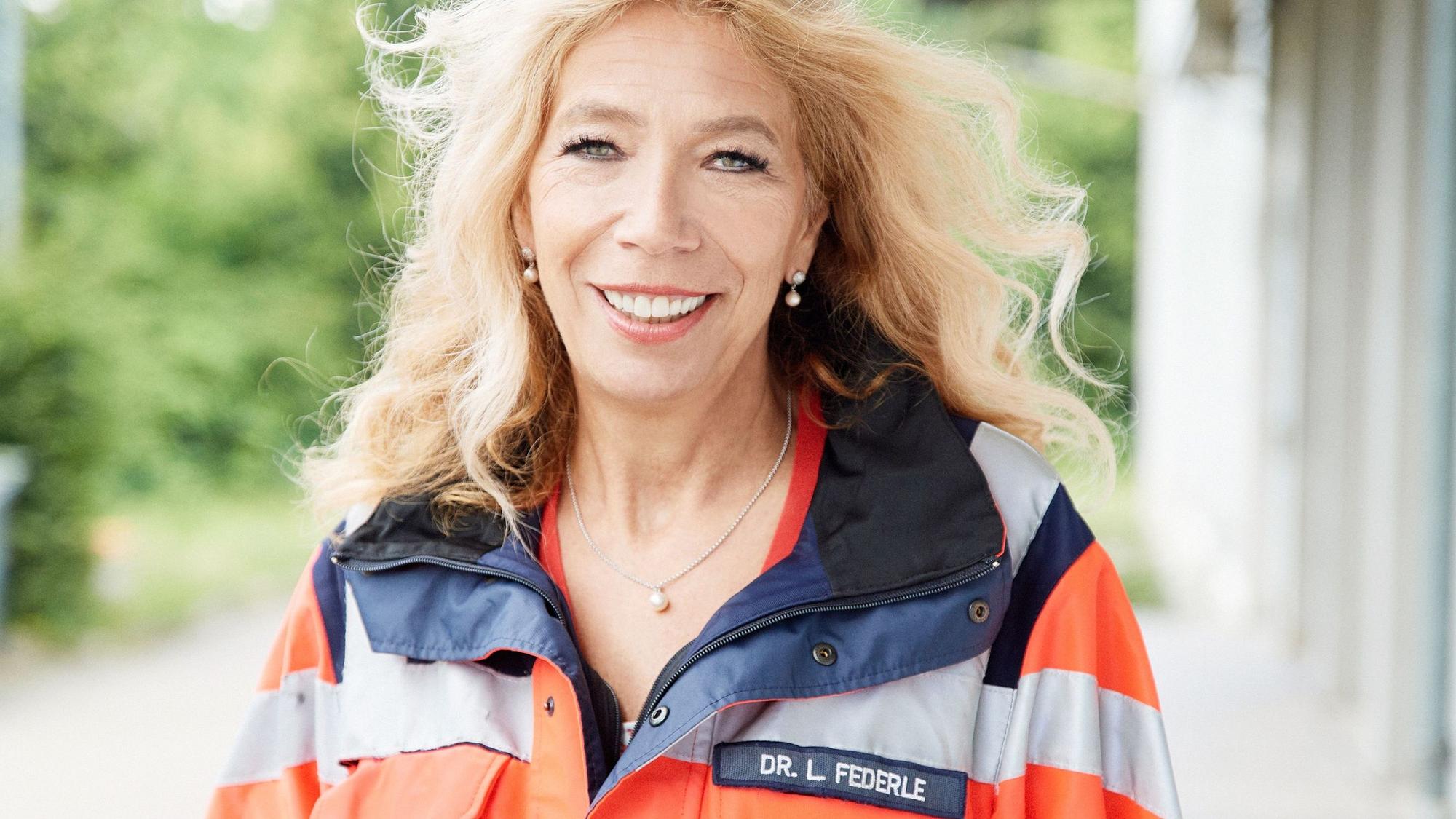 Das undatierte Foto zeigt die mit dem Bundesverdienstorden ausgezeichnete Notfallmedizinerin Dr. Lisa Federle. Die Tübingerin trägt ihre Einsatzkleidung.