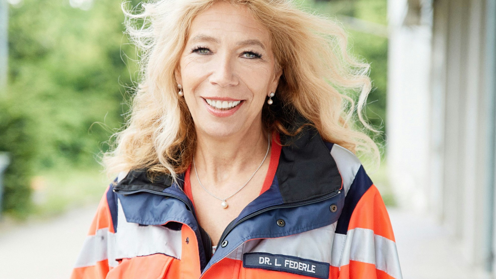 Das undatierte Foto zeigt die mit dem Bundesverdienstorden ausgezeichnete Notfallmedizinerin Dr. Lisa Federle. Die Tübingerin trägt ihre Einsatzkleidung.