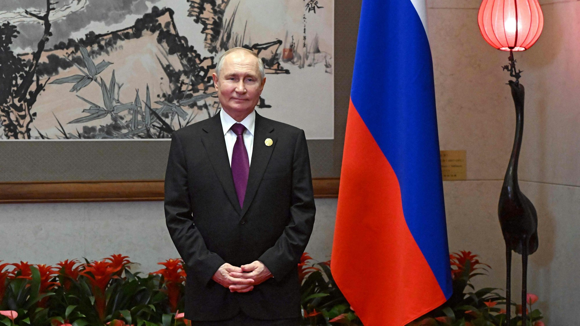 Dieses von der russischen staatlichen Agentur Sputnik verbreitete Foto zeigt den russischen Präsidenten Wladimir Putin vor einem Treffen mit dem mongolischen Präsident am 17. Oktober.