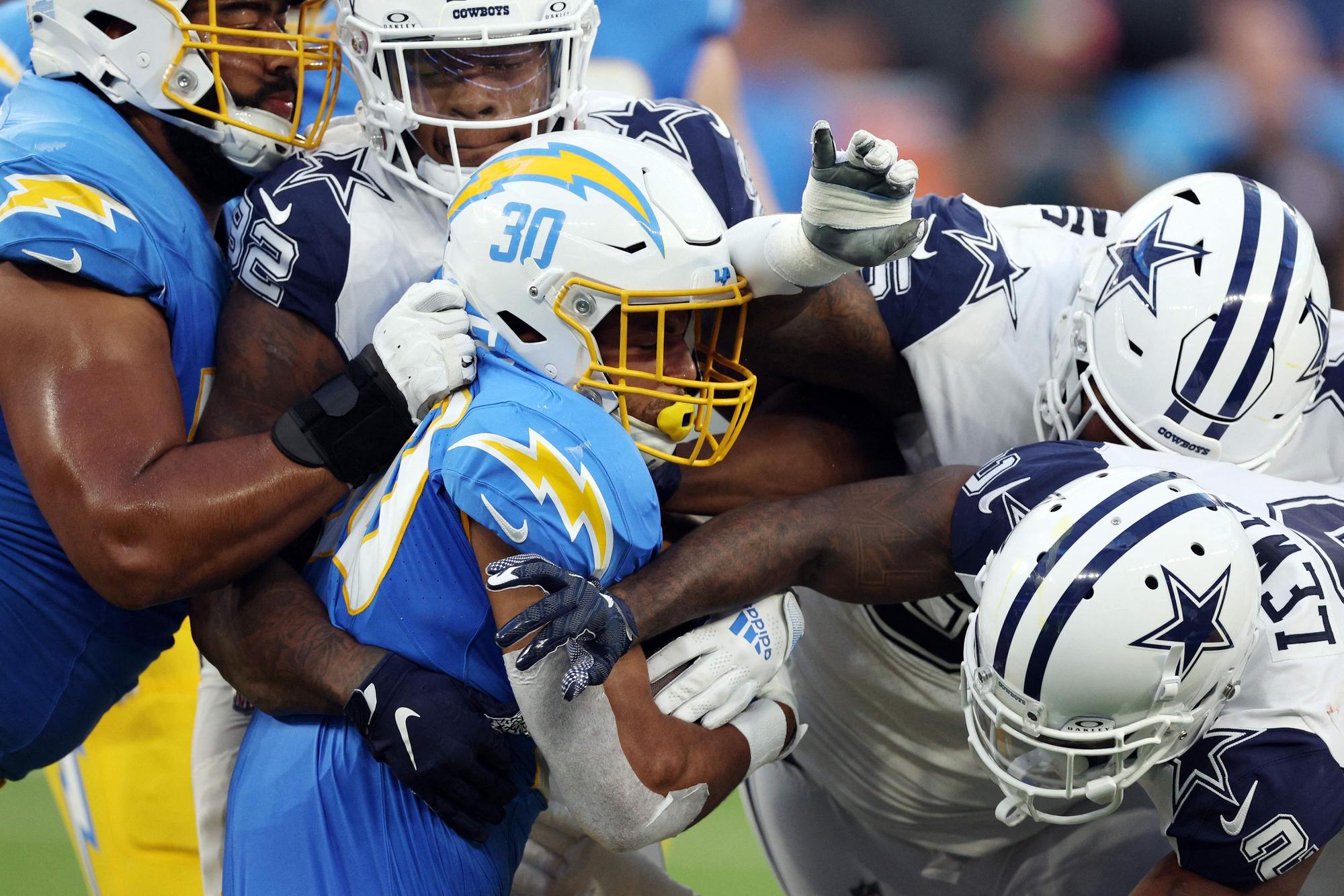 Während des Spiels kämpfen die Los Angeles Chargers Offensivspieler gegen die Dallas Cowboys um den Football.