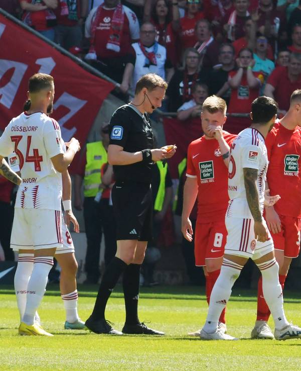 Jean Zimmer vom 1. FC Kaiserslautern spricht beim Zweitliga-Spiel gegen seinen Ex-Klub Fortuna Düsseldorf mit dem Schiedsrichter.