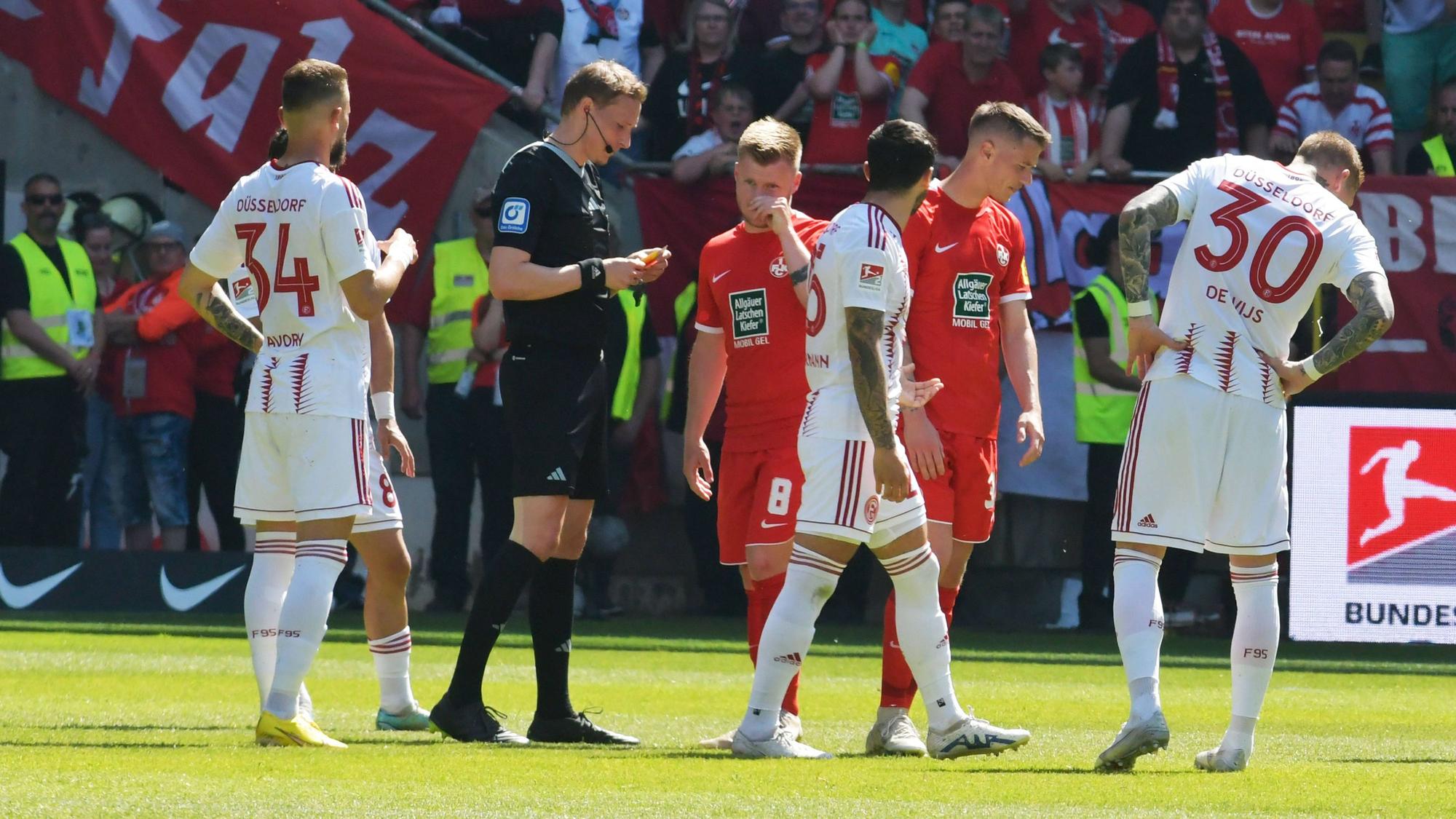 Jean Zimmer vom 1. FC Kaiserslautern spricht beim Zweitliga-Spiel gegen seinen Ex-Klub Fortuna Düsseldorf mit dem Schiedsrichter.