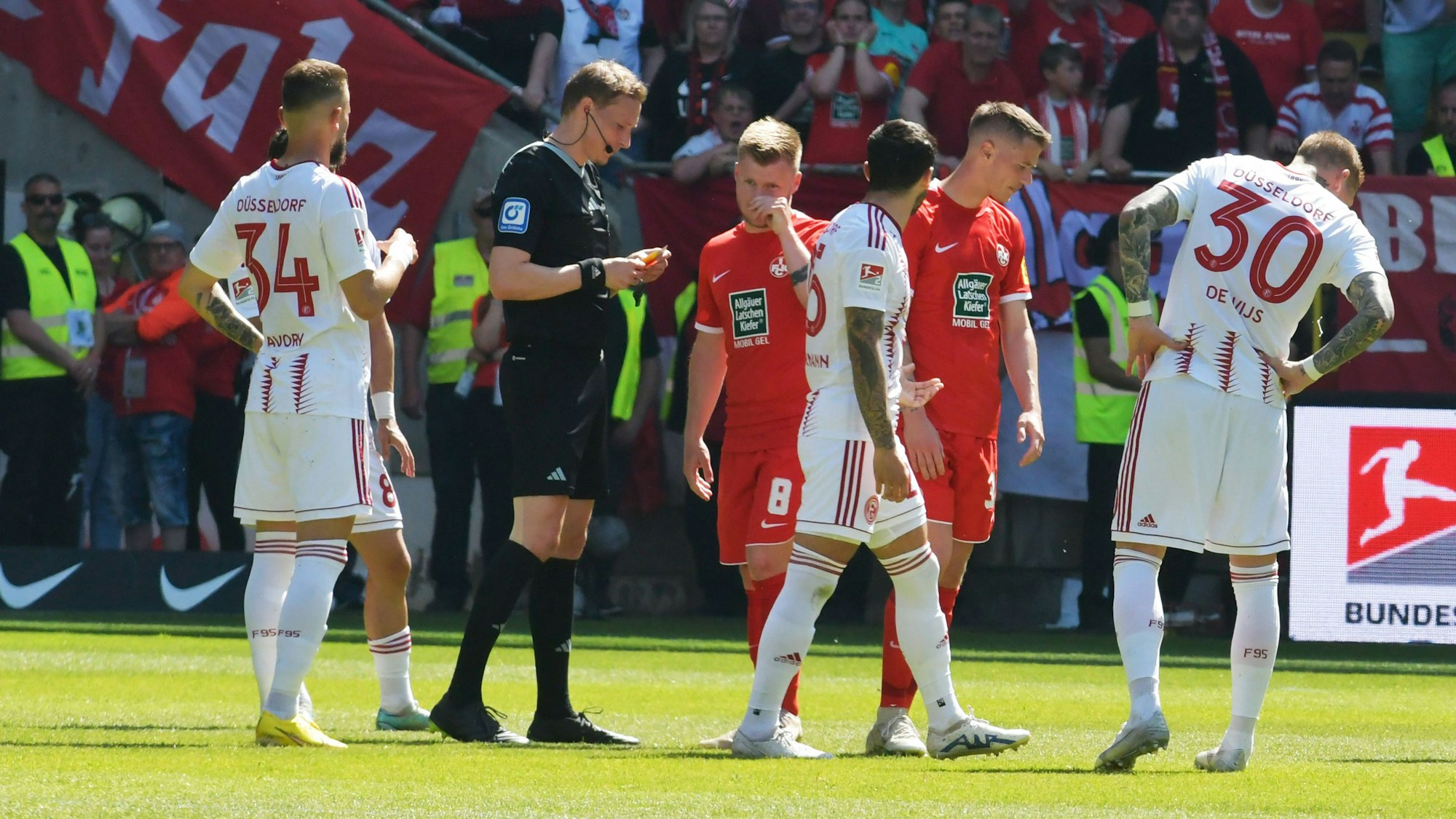 Jean Zimmer vom 1. FC Kaiserslautern spricht beim Zweitliga-Spiel gegen seinen Ex-Klub Fortuna Düsseldorf mit dem Schiedsrichter.