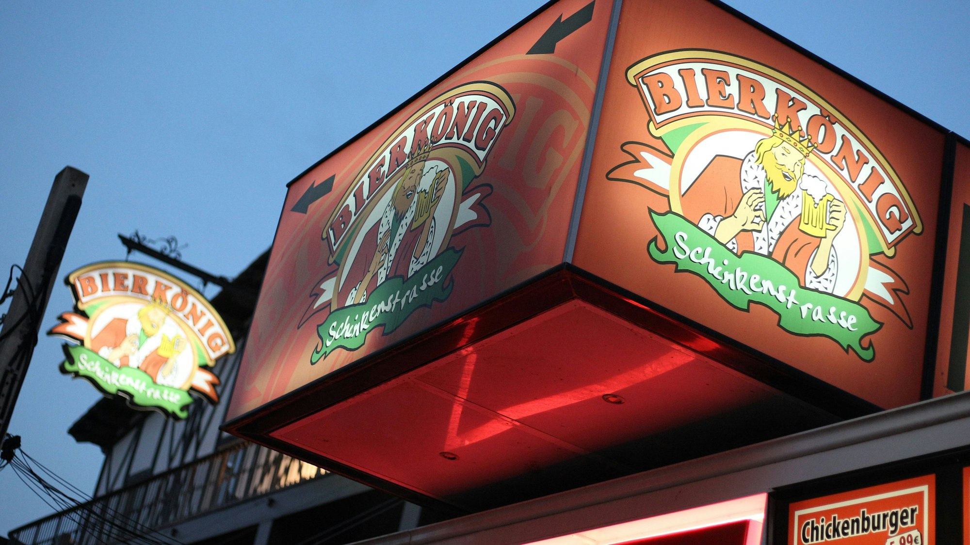 Ein Schild vor dem Kultlokal Bierkönig in der Schinkenstraße an der Playa de Palma auf Mallorca.