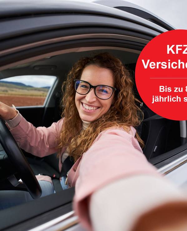 Frau lächelt im Auto und macht Selfie