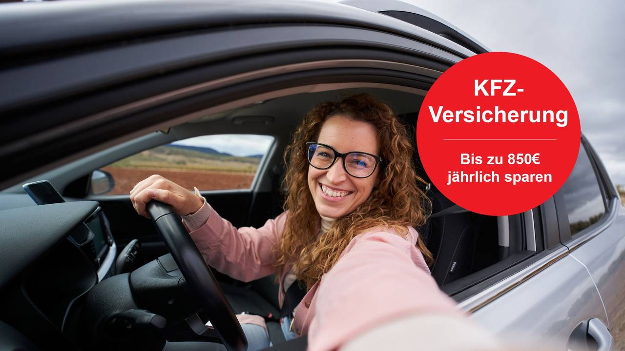 Frau lächelt im Auto und macht Selfie