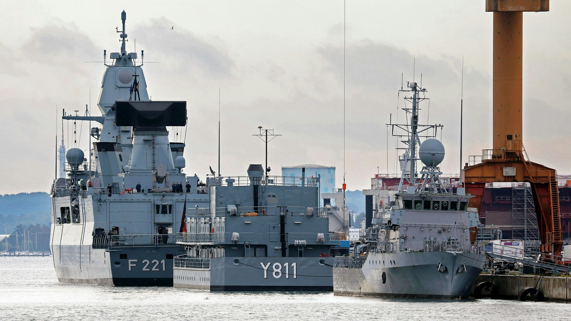 Die Fregatte „Hessen“ (l-r), das Wohnschiff „Knurrhahn“ Ende September in Warnemünde: Die Fregatte „Baden-Württemberg“ bricht am Freitag in Richtung Libanon auf.