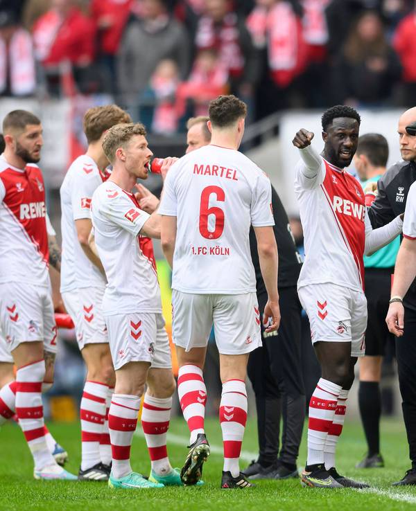 FC-Trainer Steffen Baumgart spricht während des Derbys gegen Gladbach mit seinen Spielern.