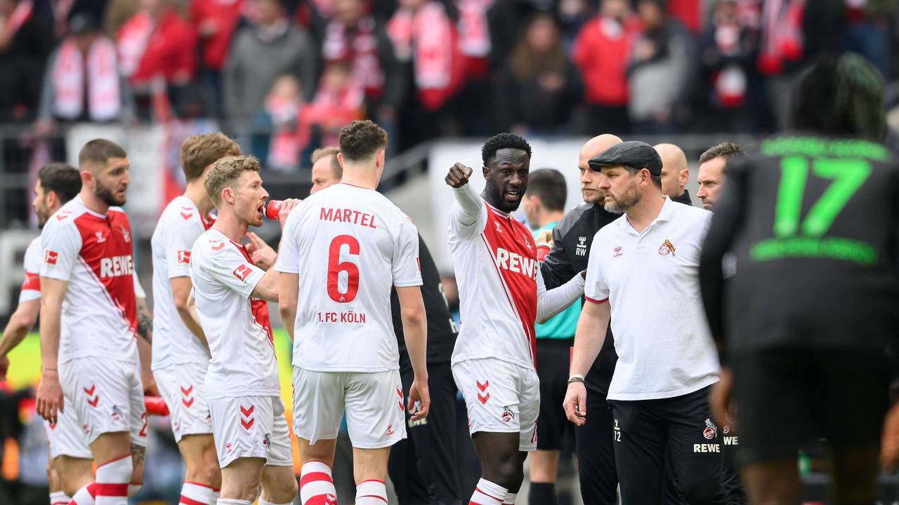 FC-Trainer Steffen Baumgart spricht während des Derbys gegen Gladbach mit seinen Spielern.
